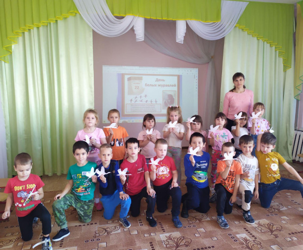 Патриотическая акция "День белых журавлей", в которой приняли участие воспитанники подготовительной группы. Патриотическая акция "День белых журавлей", в которой приняли участие воспитанники подготовительной группы. .
